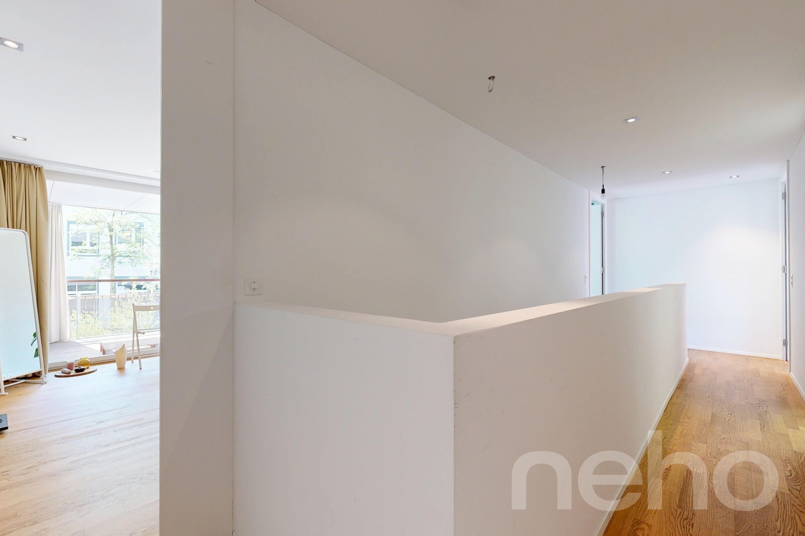 halle / korridor mit wood finish floor, holzfußboden, inside property, recessed lighting, und einbauleuchten