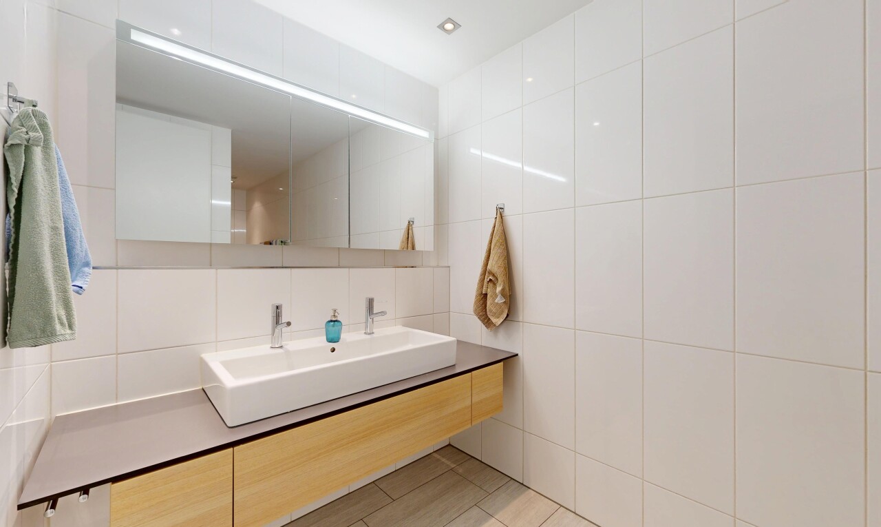 bad mit schminktisch, fliesenwand, tile wall, waschbecken, und light floor