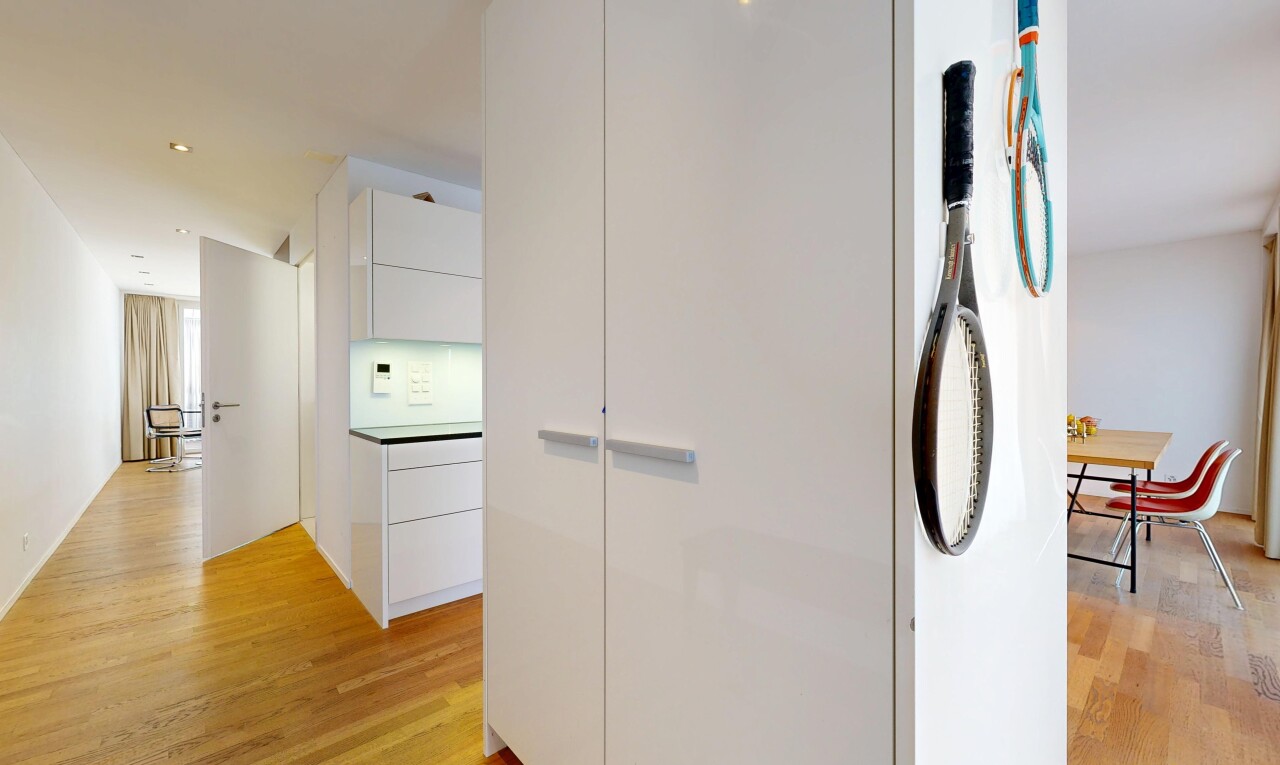 halle / korridor mit light floor, wood finish floor, holzfußboden, inside property, und recessed lighting