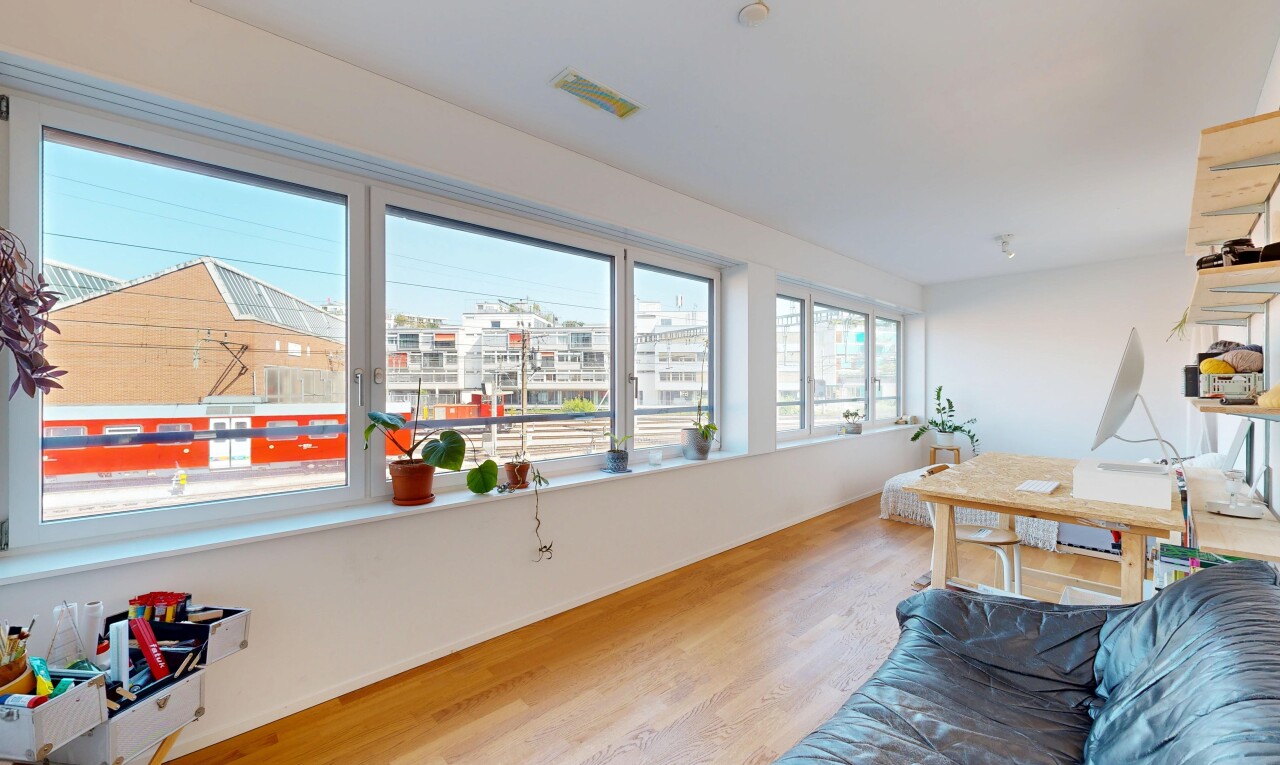 wohnzimmer mit gipskartonwand, drywall, holzfußboden, wood finish floor, und natürliches licht