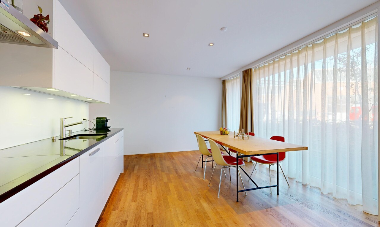 küche mit weiße schränke, white cabinets, dunstabzugshaube, holzfußboden, und wood finish floor