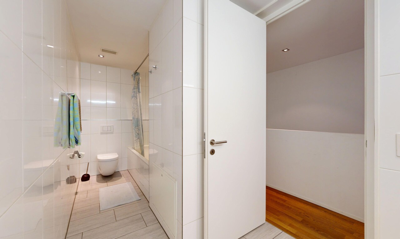 bad mit komplettes badezimmer, fliesenwand, tile wall, kombiniertes bad / dusche, und inside property