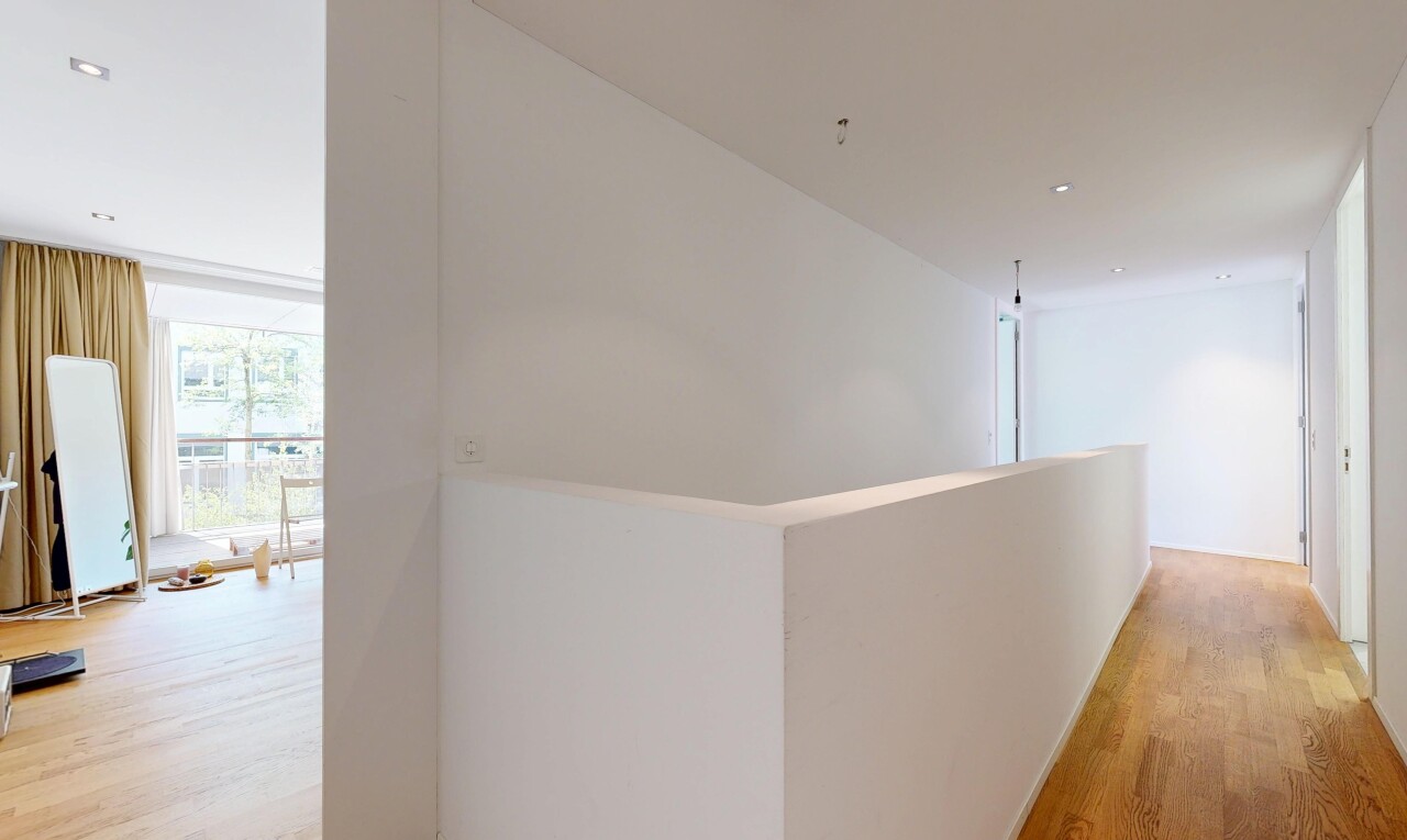 halle / korridor mit wood finish floor, holzfußboden, inside property, recessed lighting, und einbauleuchten