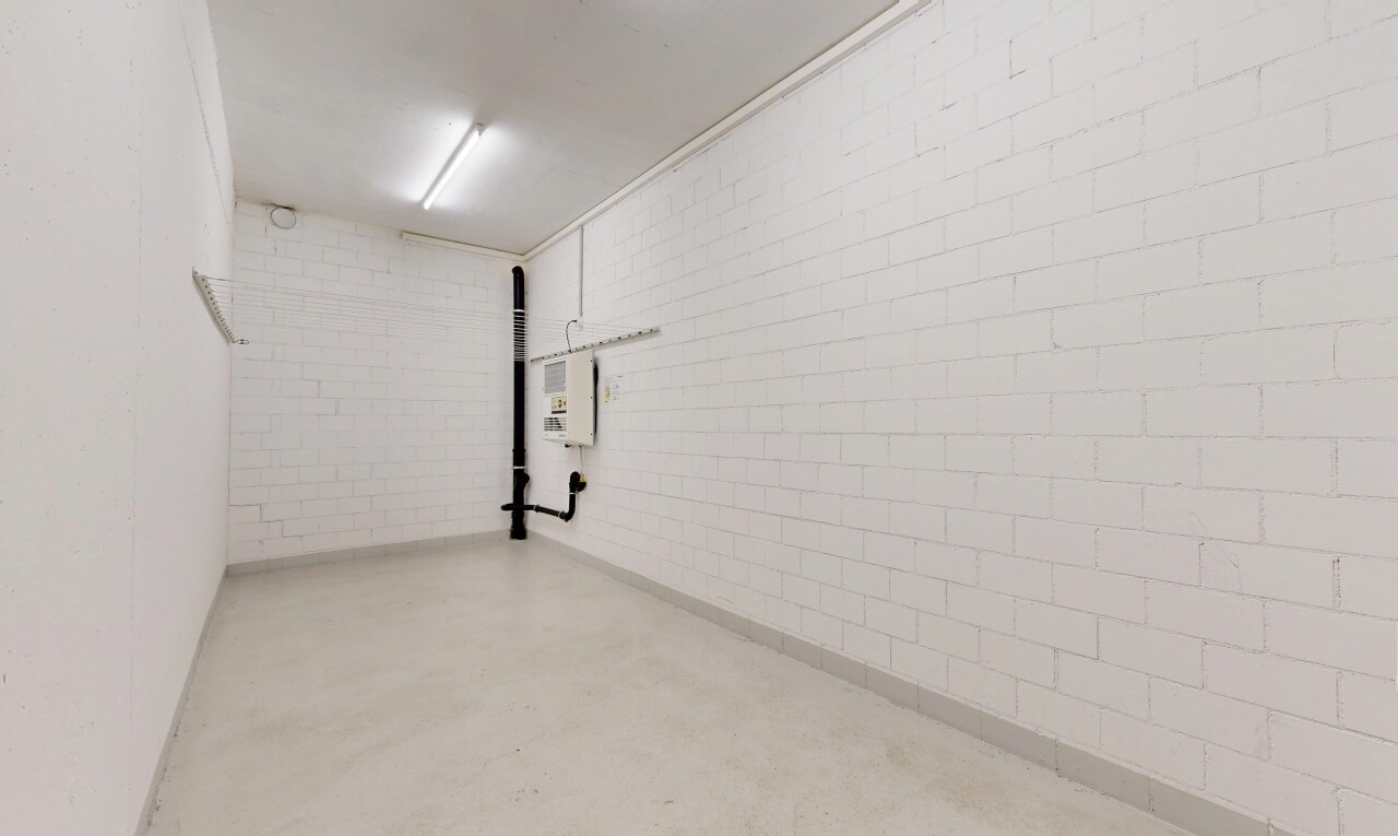 leerer raum mit betonboden, concrete floor, inside property, und keller