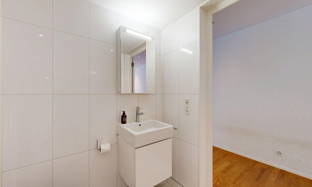 bad mit tile wall, fliesenwand, spiegel, wood finish floor, und holzfußboden