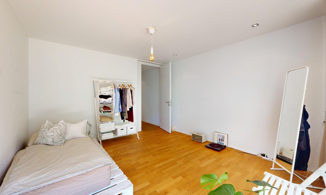 zimmer / schlafzimmer mit inside property, drywall, gipskartonwand, wood finish floor, und holzfußboden