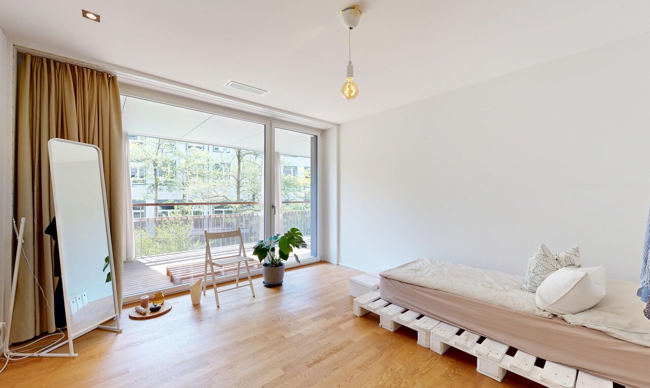 wohnzimmer mit floor ceiling windows, bodendeckenfenster, wood finish floor, holzfußboden, und natural light
