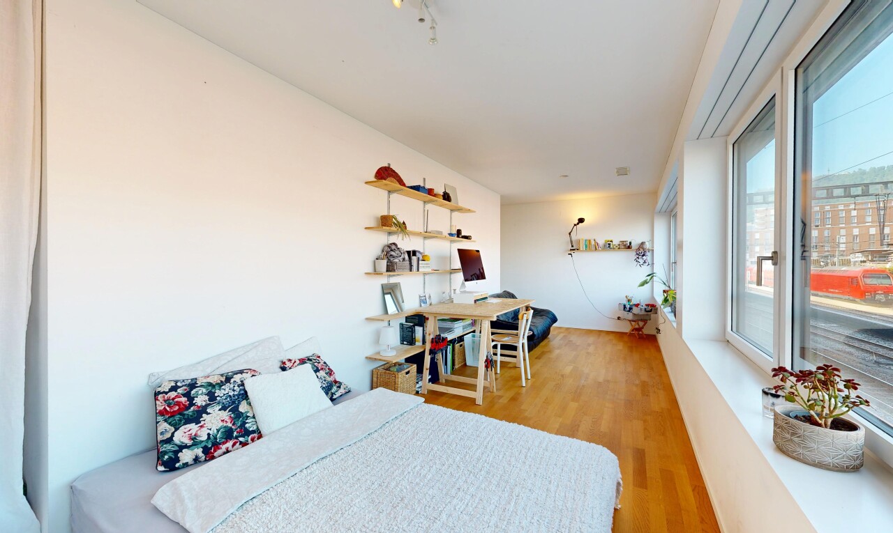 zimmer / schlafzimmer mit inside property, wood finish floor, holzfußboden, drywall, und gipskartonwand