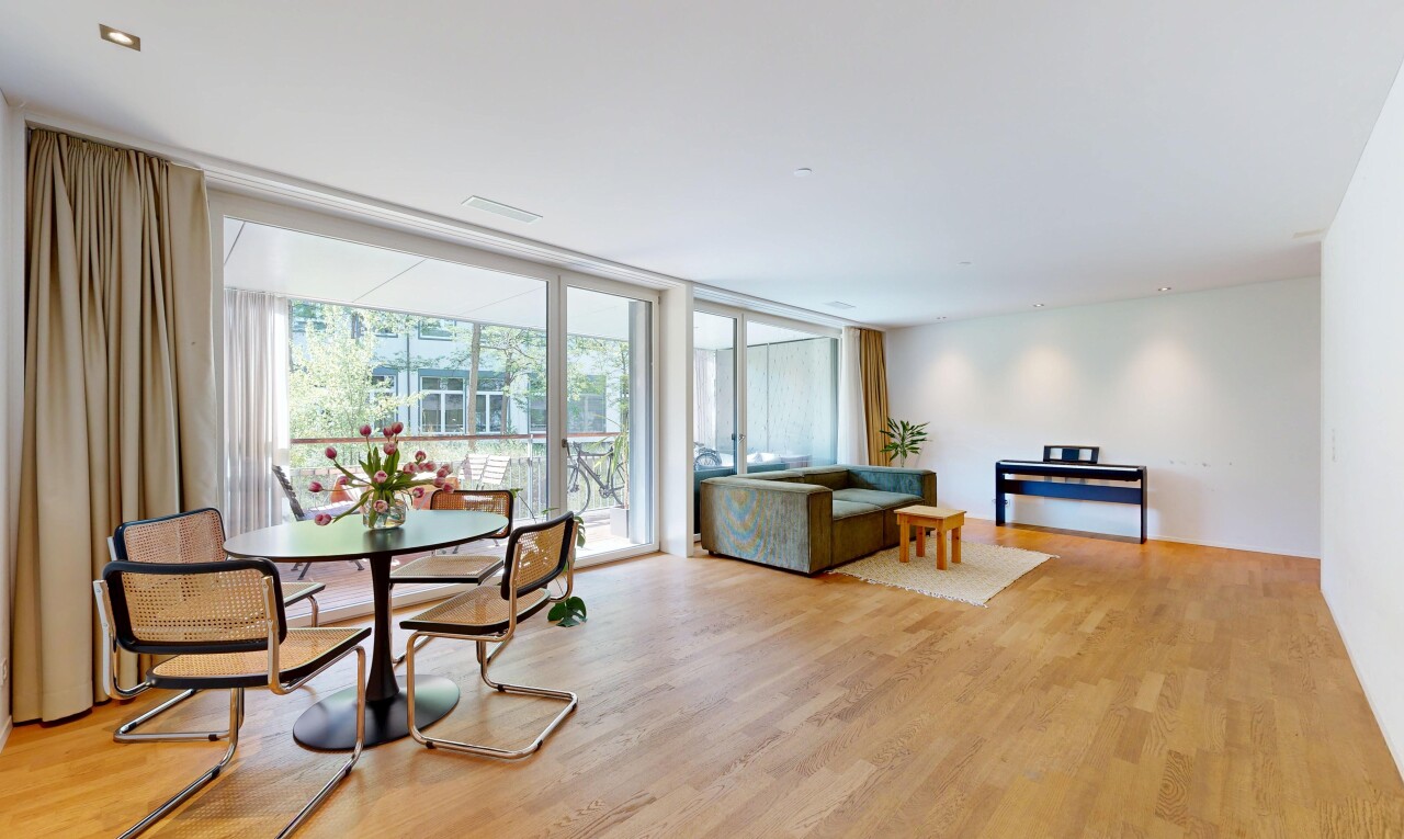 wohn- / esszimmer mit bodendeckenfenster, floor ceiling windows, holzfußboden, wood finish floor, und gipskartonwand
