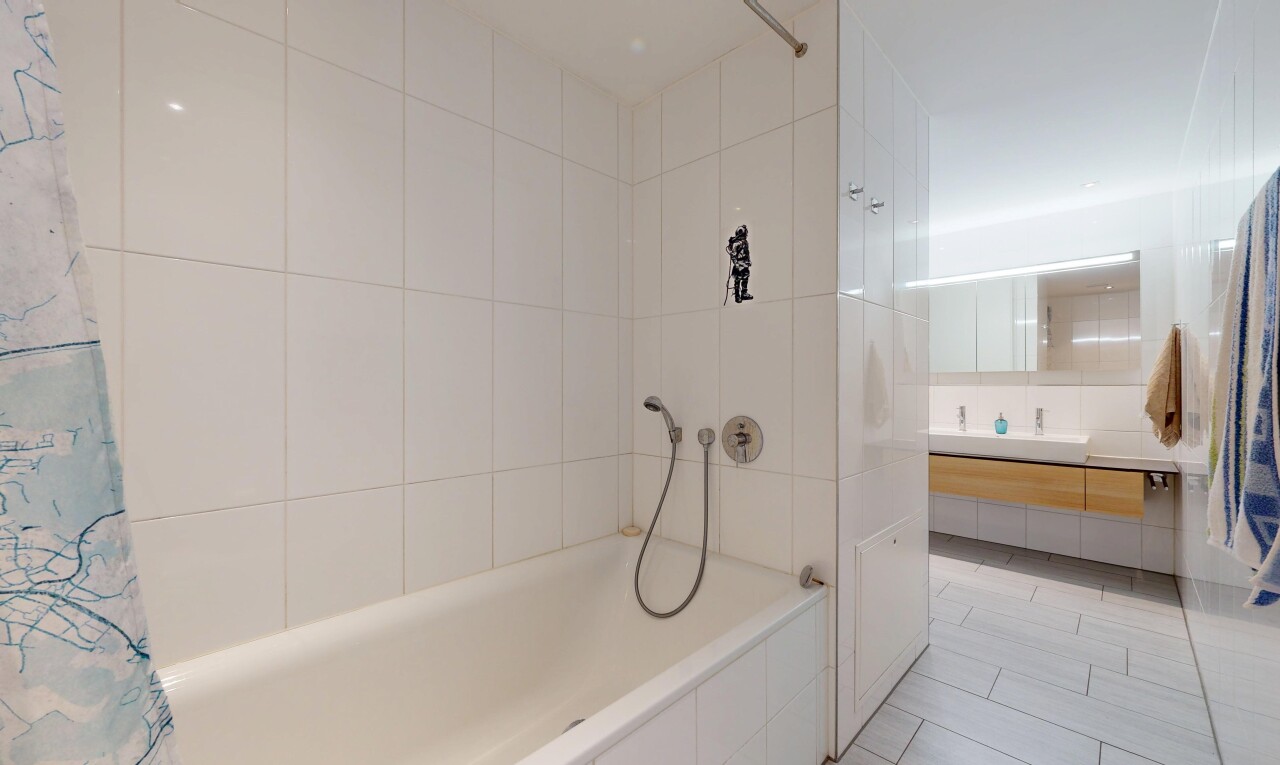bad mit kombiniertes bad / dusche, komplettes badezimmer, schminktisch, light floor, und tile floor