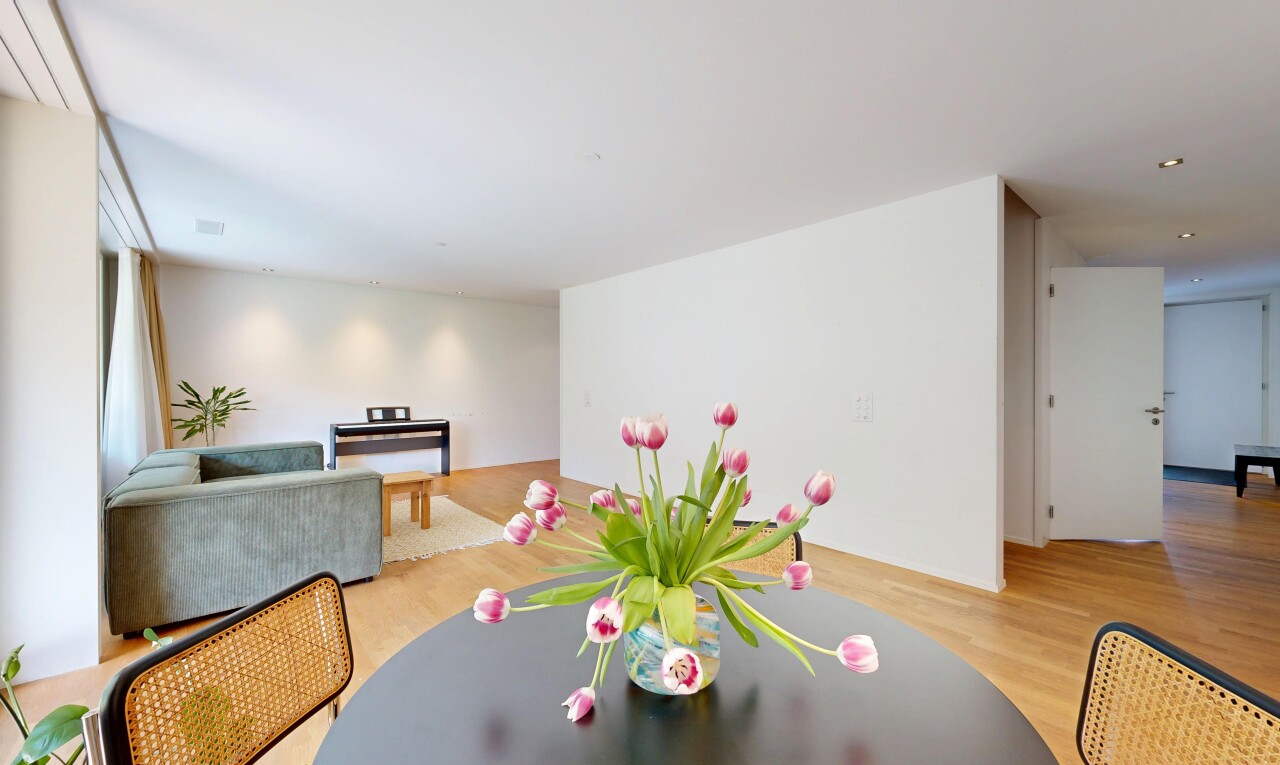 wohn- / esszimmer mit holzfußboden, wood finish floor, gipskartonwand, drywall, und inside property