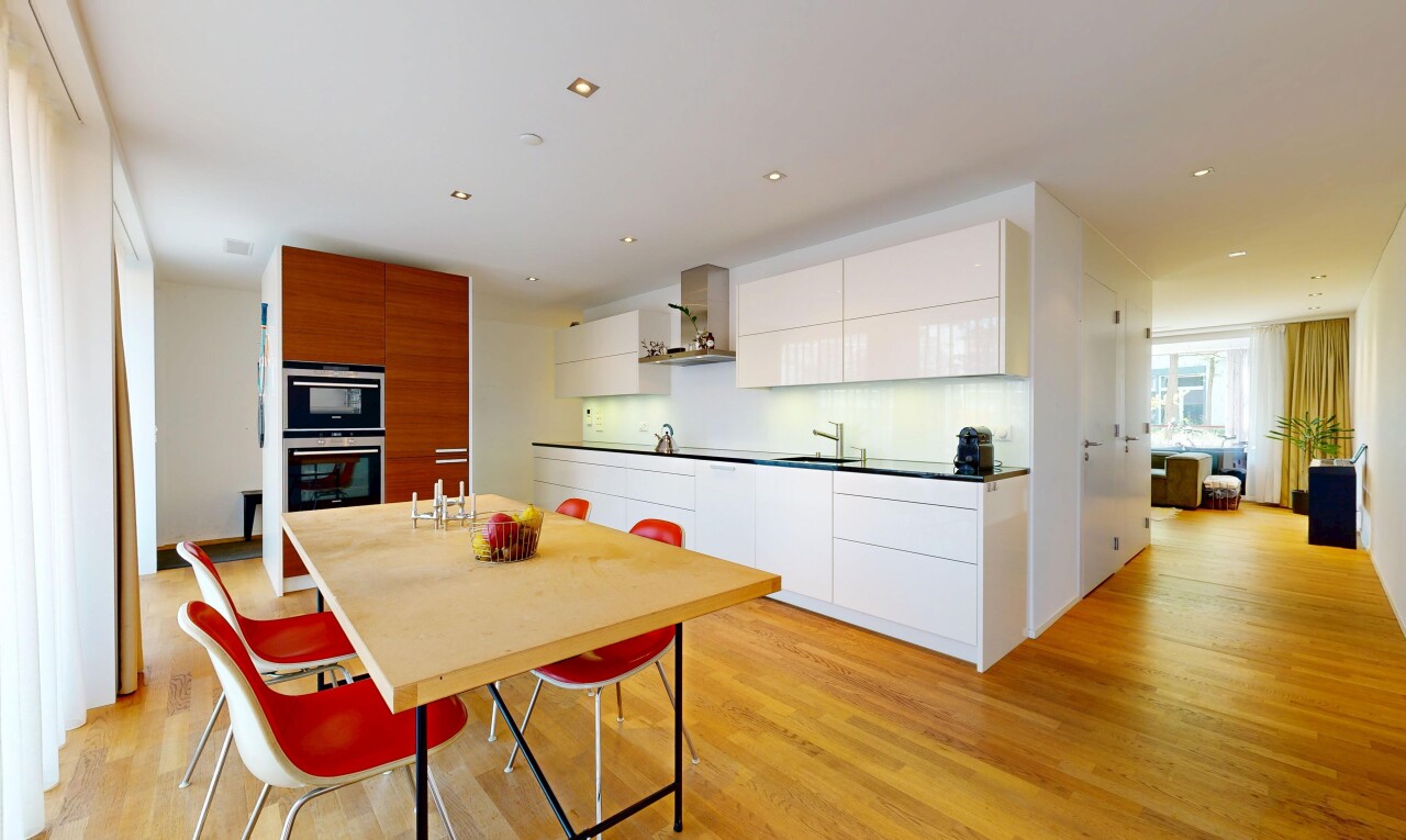 küche mit schränke mit flachen paneelen, flat panel cabinets, light floor, holzfußboden, und wood finish floor