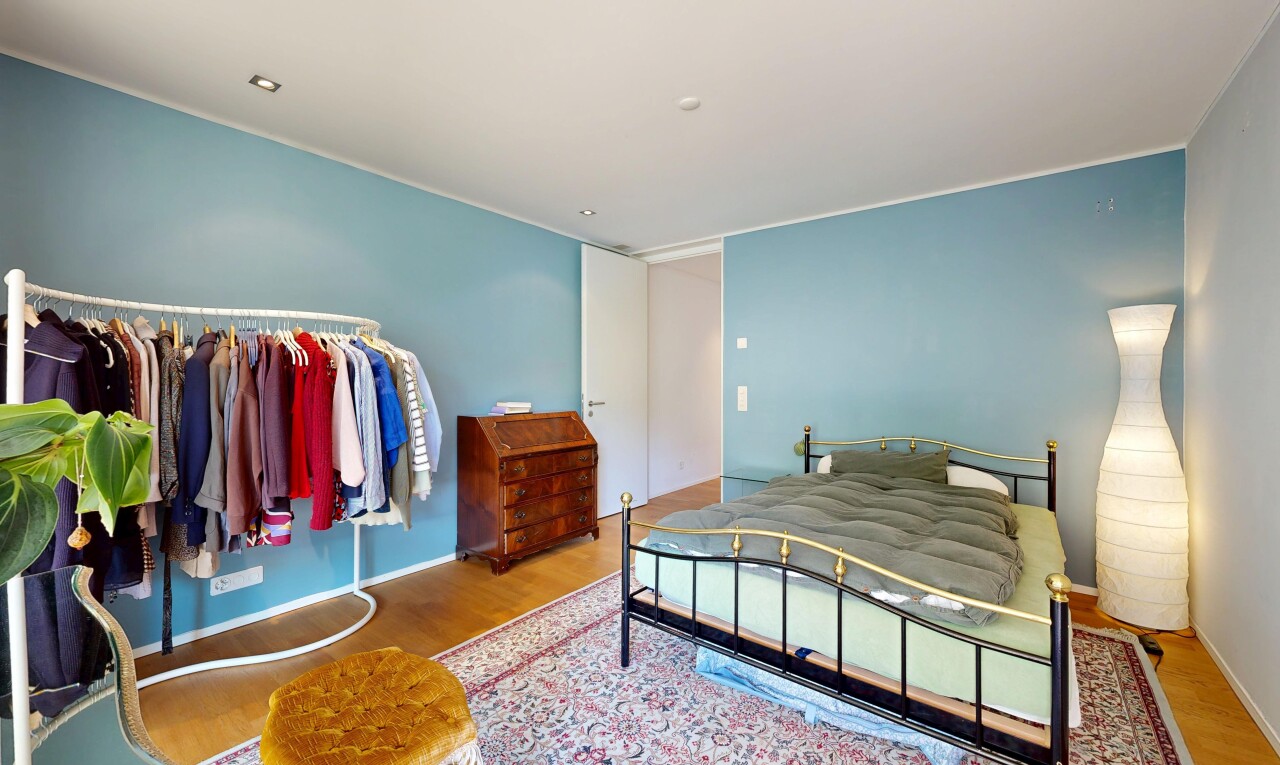 zimmer / schlafzimmer mit gipskartonwand, drywall, holzfußboden, wood finish floor, und inside property