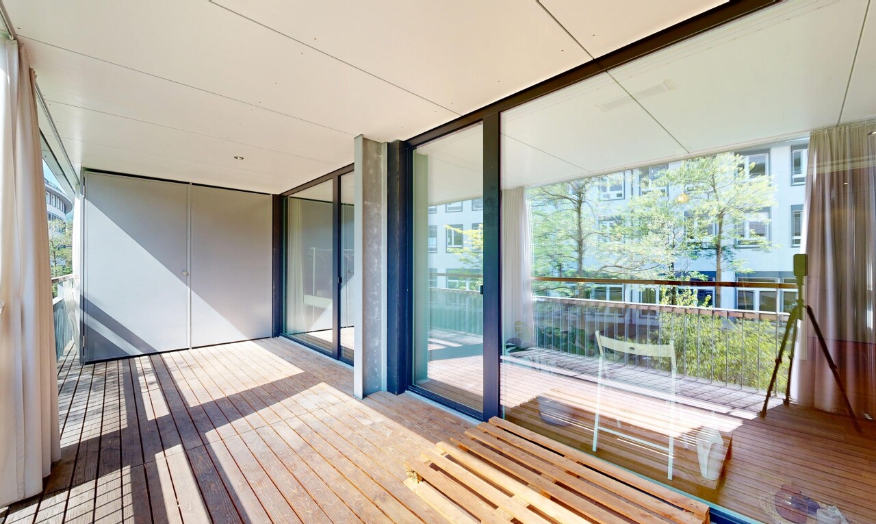 balkon mit wintergarten und deck
