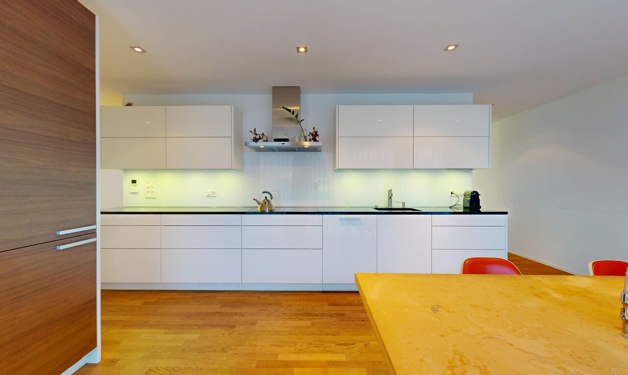 küche mit schränke mit flachen paneelen, flat panel cabinets, weiße schränke, white cabinets, und dunstabzugshaube