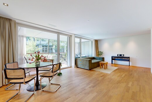 salon / salle à manger avec fenêtres du sol au plafond, floor ceiling windows, sol en finition bois, wood finish floor, et cloison sèche