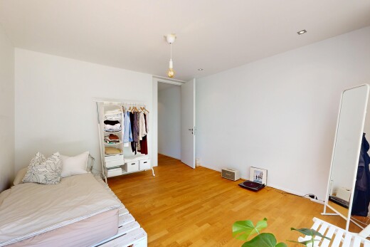 chambre avec inside property, drywall, cloison sèche, wood finish floor, et sol en finition bois