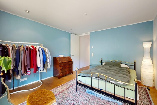 zimmer / schlafzimmer mit gipskartonwand, drywall, holzfußboden, wood finish floor, und inside property