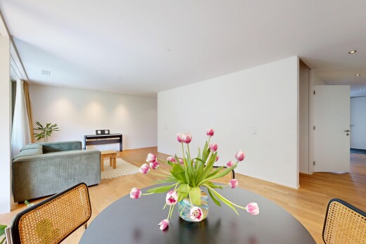 salon / salle à manger avec sol en finition bois, wood finish floor, cloison sèche, drywall, et inside property