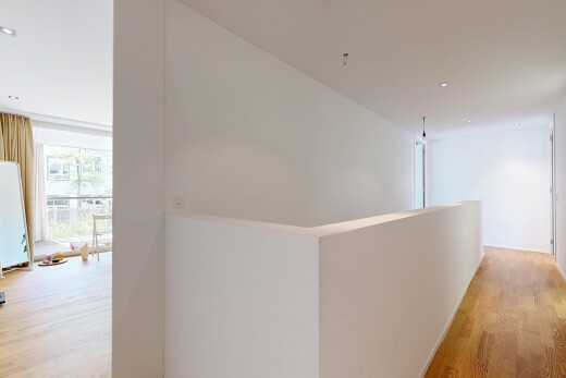 halle / korridor mit wood finish floor, holzfußboden, inside property, recessed lighting, und einbauleuchten