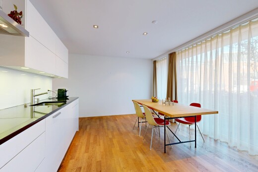 küche mit weiße schränke, white cabinets, dunstabzugshaube, holzfußboden, und wood finish floor