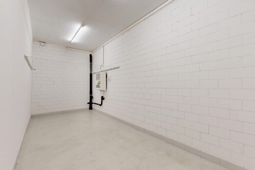 pièce vide avec sol en béton, concrete floor, inside property, et sous-sol