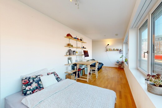 zimmer / schlafzimmer mit inside property, wood finish floor, holzfußboden, drywall, und gipskartonwand