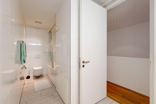 salle de bains avec salle de bain complète, mur en carrelage, tile wall, douche-bain combinés, et inside property