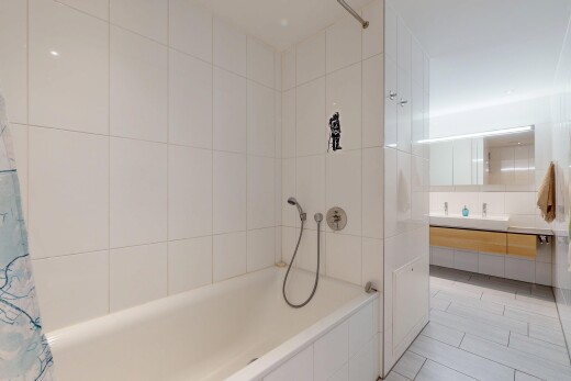 bad mit kombiniertes bad / dusche, komplettes badezimmer, schminktisch, light floor, und tile floor