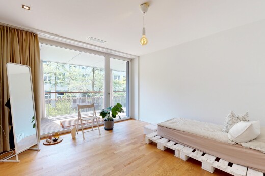 salon avec floor ceiling windows, fenêtres du sol au plafond, wood finish floor, sol en finition bois, et natural light