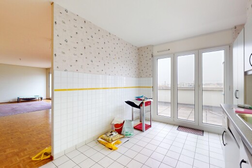 innenraum mit fliesenwand, natürliches licht, vertäfelungswand, tapetenwand, und fliesenboden