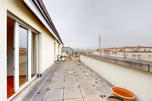 terrasse mit blick auf hochspannungsleitungen