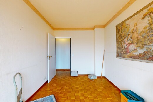 leerer raum mit sockelleisten, gipskartonwand, und kronenstuck