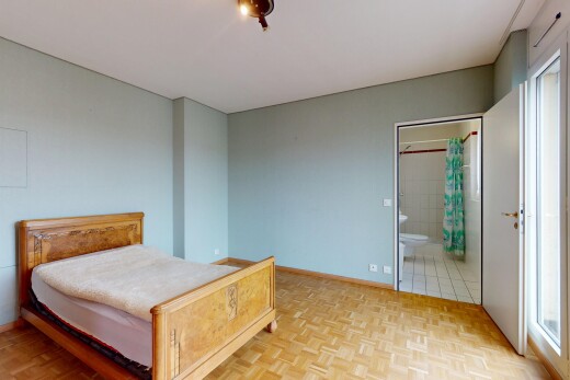 zimmer / schlafzimmer mit bad angrenzend schalfzimmer, natürliches licht, und gipskartonwand