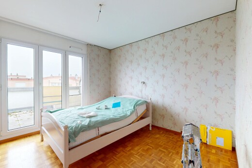zimmer / schlafzimmer mit tapetenwand und natürliches licht