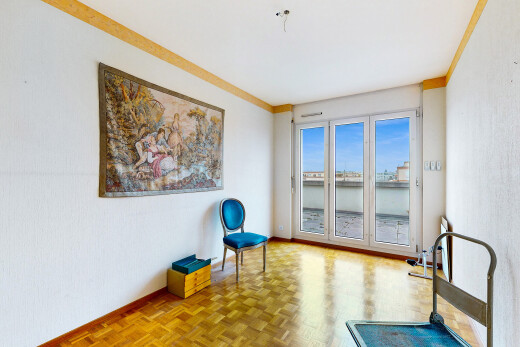 innenraum mit kronenstuck und natürliches licht