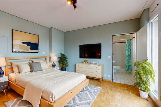 zimmer / schlafzimmer mit natürliches licht, gipskartonwand, fernseher, und bad angrenzend schalfzimmer