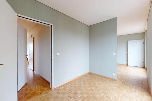 leerer raum mit sockelleisten und gipskartonwand