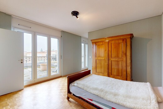 zimmer / schlafzimmer mit natürliches licht, gipskartonwand, und außenzugang