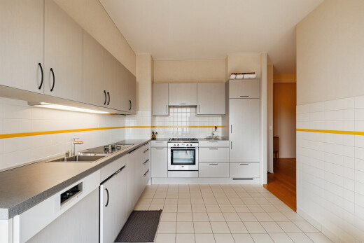 küche mit ofen, küchenrückwand beim herd, waschbecken, und fliesenboden