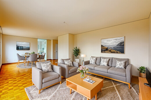 wohn- / esszimmer mit sockelleisten und gipskartonwand