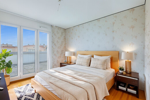 zimmer / schlafzimmer mit außenzugang, holzfußboden, tapetenwand, und natürliches licht