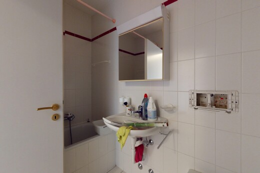 bad mit kombiniertes bad / dusche, fliesenwand, spiegel, und komplettes badezimmer