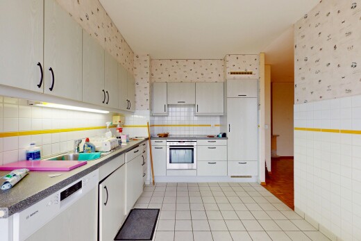 küche mit ofen, arbeitsplatten, tapetenwand, geschirrspülmaschine, und fliesenboden