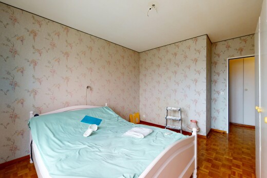 zimmer / schlafzimmer mit sockelleisten und tapetenwand