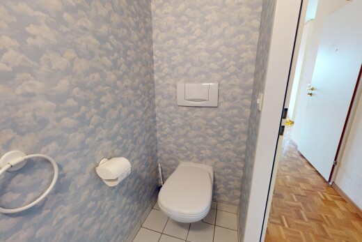 bad mit sockelleisten, toilette, und fliesenboden