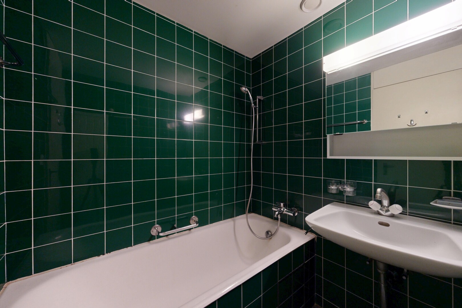 bad mit spiegel, fliesenwand, tile wall, komplettes badezimmer, und kombiniertes bad / dusche