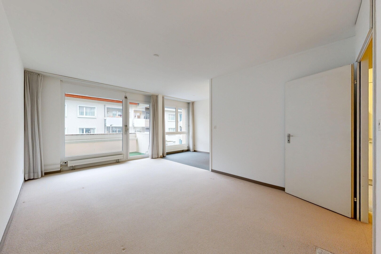 leerer raum mit gipskartonwand, drywall, natürliches licht, natural light, und teppich