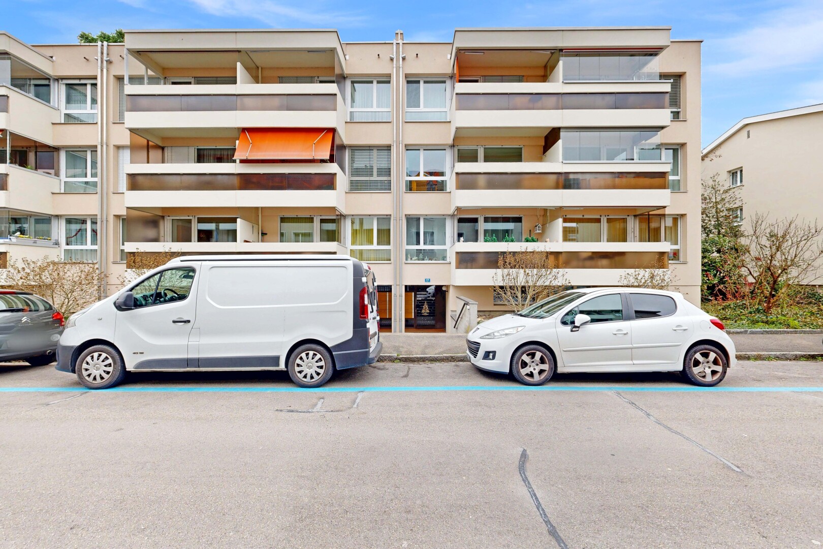 außenansicht mit blick auf wohnanlage, apartment complex view, und day time