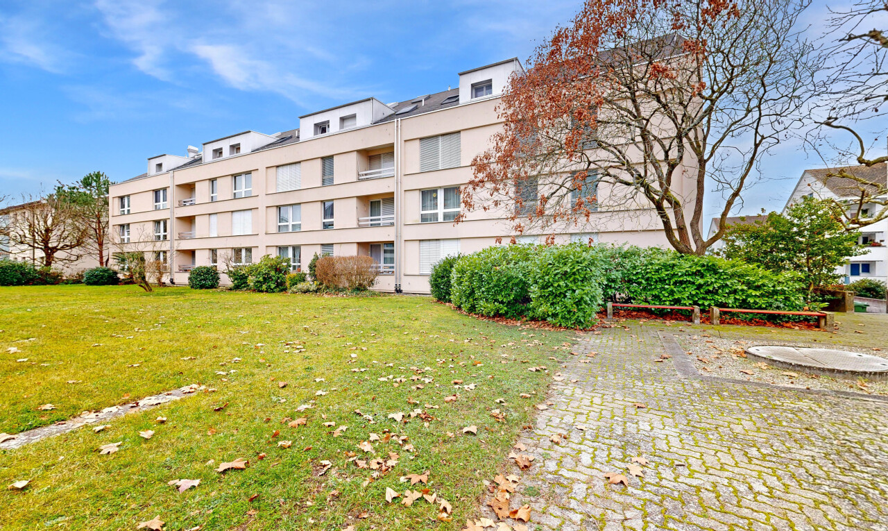 außenansicht mit apartment complex view, blick auf wohnanlage, day time, und from community